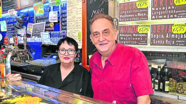 Ana Isabel Cuairán y Enrique Villena, casi 40 años al frente del bar Génesis.