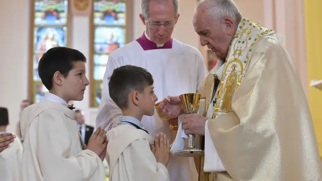 Los niños han recibido la comunión de la mano del papa Francisco.