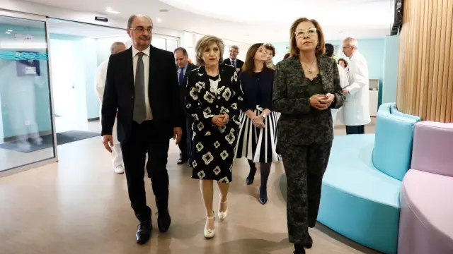Lambán, Carcedo y Pilar Ventura, en el hospital Materno Infantil.