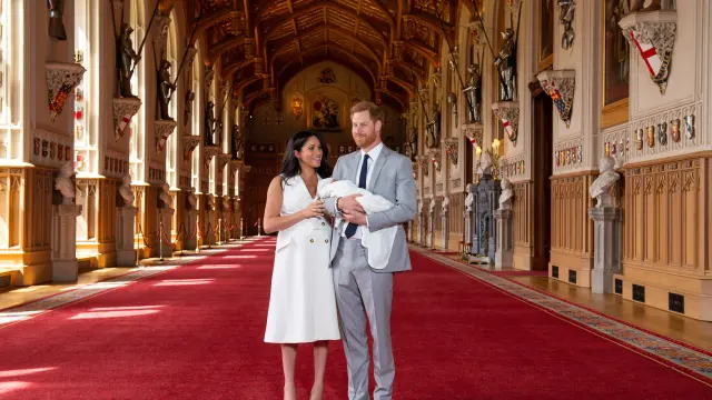 El príncipe Harry y Meghan presentan a bebé Sussex en sociedad.