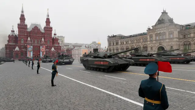 La nueva generación de tanques rusos Armata durante el desfile militar.