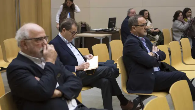 Carlos Esco (delante) en uno de los juicios del caso Plaza