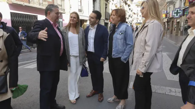 Fernando Carrera y Jesús Guerrero con otros candidatos del PAR en el Coso de Huesca.