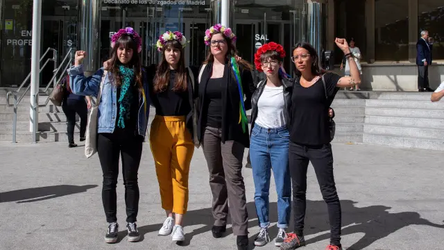 Activistas de Femen han protestado este lunes en la puerta del juzgado de la plaza de Castilla de Madrid por la detención el pasado sábado de la mujer de 44 años acusada de mantener a su hija menor alejada de su padre y sin escolarizar.