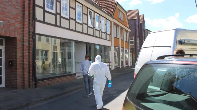 Agentes de policía caminan hacia un edificio, este lunes en Wittingen (Alemania)