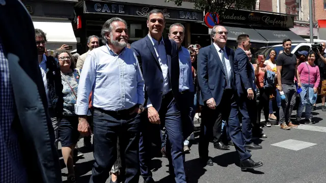 Pedro Sánchez durante un paseo por Vallecas, acompañado por los dos candidatos del PSOE a la Comunidad de Madrid, Ángel Gabilondo, y al Ayuntamiento de la capital, Pepu Hernández.