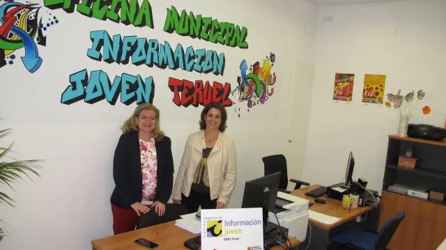 La alcaldesa de Teruel, Emma Buj, a la derecha, y la concejala Mari Carmen Muñoz.
