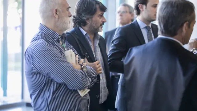 El dueño de la carpa, con camisa de rayas, y el ingeniero, momentos antes del juicio en la Ciudad de la Justicia de Zaragoza.