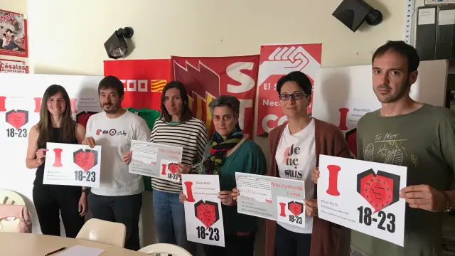 Representantes de los tres sindicatos convocantes muestran los carteles de la huelga.