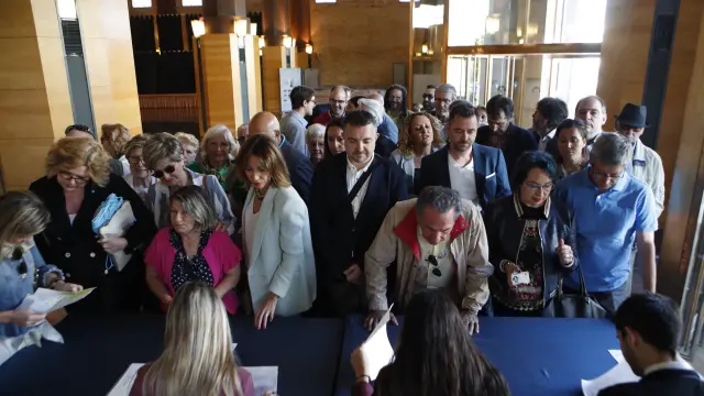 Acceso de los invitados al debate municipal de Zaragoza.