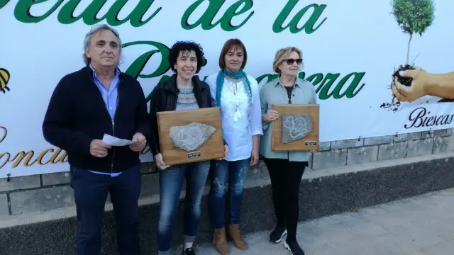 Los ganadores del concurso de miel: Alfredo Sanz (Arna Apícola), Susana Pérez de Casa Montalbán, Nuria Pargada (directora de la feria) y María José Liso de Miel Abejas de Cándido.