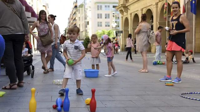 Niños jugando en la calle Porches de Galicia en una edición anterior del Día del Juego en la calle