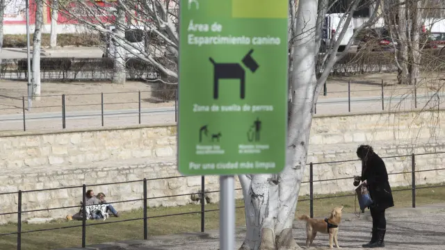 Una de las zonas de esparcimiento canino reguladas en Huesca.