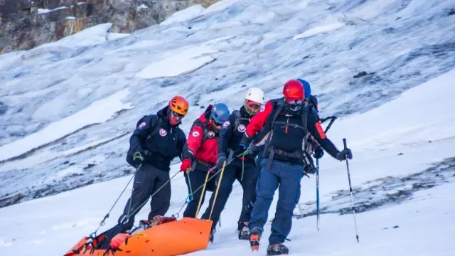 Un equipo de rescate traslada el cadáver tras recuperarlo de un glaciar.