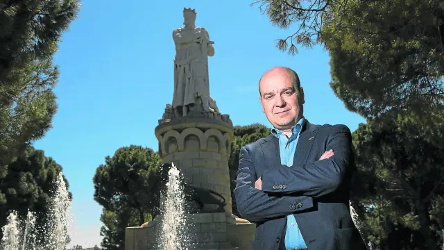 El candidato de Vox a la Presidencia de la DGA, Santiago Morón, eligió fotografiarse junto a la estatura del Batallador.