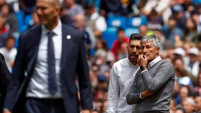 El entrenador del Betis Quique Setién (d) durante el partido ante el Real Madrid de la trigésima octava jornada de LaLiga que se disputa esta mañana en el estadio Santiago Bernabéu.