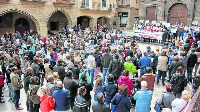 La manifestación terminó en la plaza de España, donde se leyeron dos manifiestos.