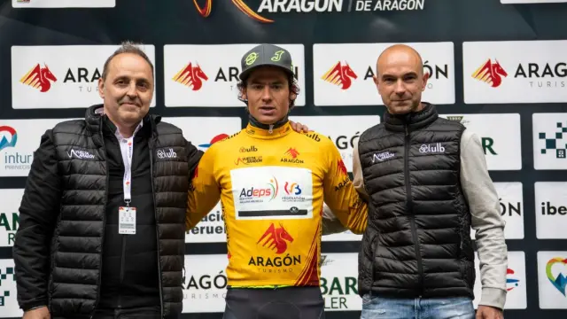 Justin Jules, en el centro, con el maillot de líder de la Vuelta Aragón.