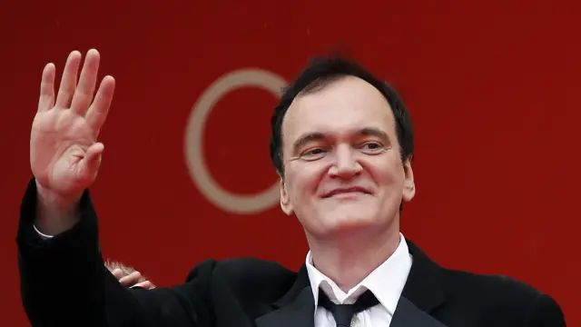 72nd Cannes Film Festival - Screening of the film "The Wild Goose Lake" (Nan Fang Che Zhan De Ju Hui) in competition - Red Carpet Arrivals - Cannes, France, May 18, 2019. Director Quentin Tarantino waves. REUTERS/Jean-Paul Pelissier [[[REUTERS VOCENTO]]] FILMFESTIVAL-CANNES/THE WILD GOOSE LAKE