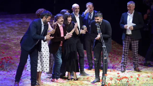 Integrantes de la compañía de Teatro de la CIudad y Teatro de la Abadía, tras recibir el Premio Max 2019 al "Mejor espectáculo" por la obra 'La Ternura'.