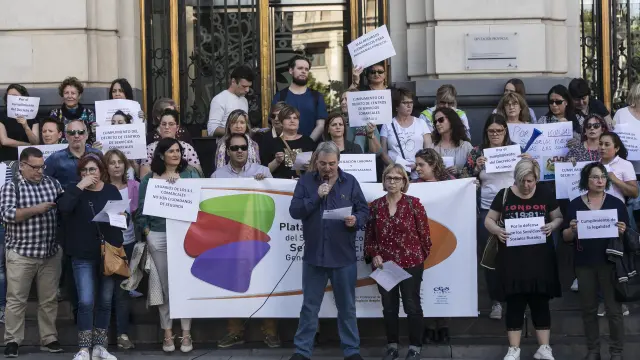 Concentración de profesionales de los servicios sociales comarcales este miércoles en la plaza de España de Zaragoza.