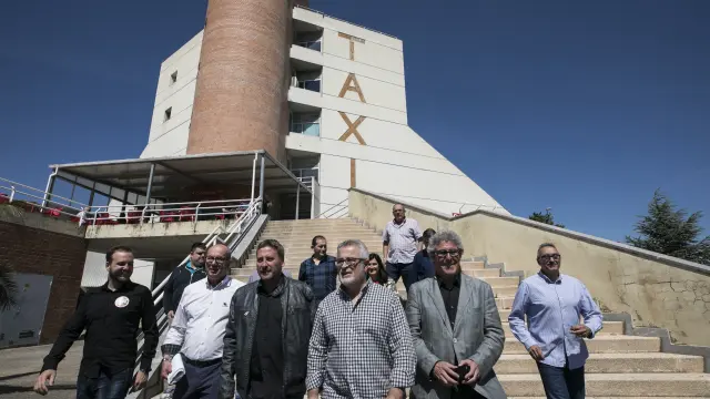 José Luis Soro (CHA) con representantes del sector del taxi en Zaragoza