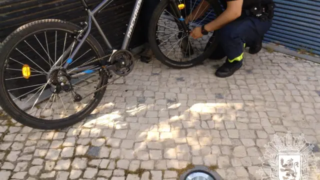 Los agentes de la Policía Local recolocaron la rueda a la bicicleta asaltada