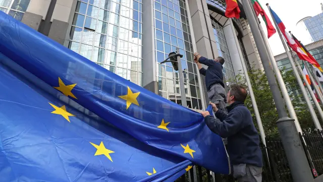 Izado de la bandera de Europa en el edificio del Parlamento en Bruselas.