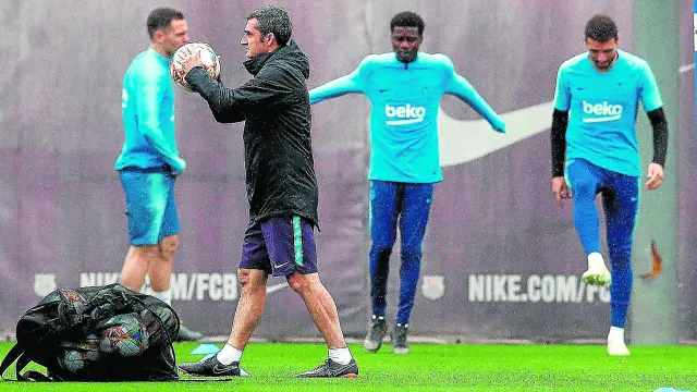 Ernesto Valverde, técnico del Barcelona, durante el entrenamiento de ayer del conjunto azulgrana.