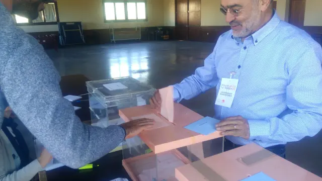 El candidato de Cambiar Barbastro votando este mediodía día en su pueblo, Costean.
