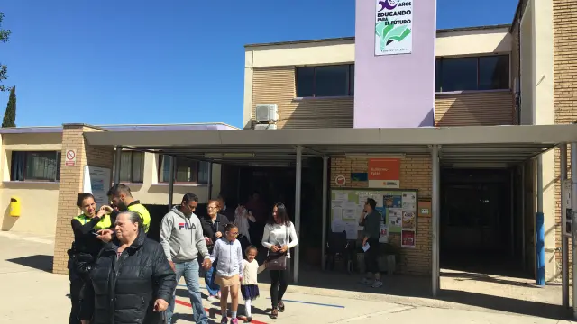 Cientos de habitantes de Santa Isabel han votado este domingo en el colegio Guillermo Fatás.