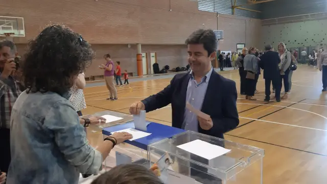 Luis Felipe (PSOE), votando en Huesca.