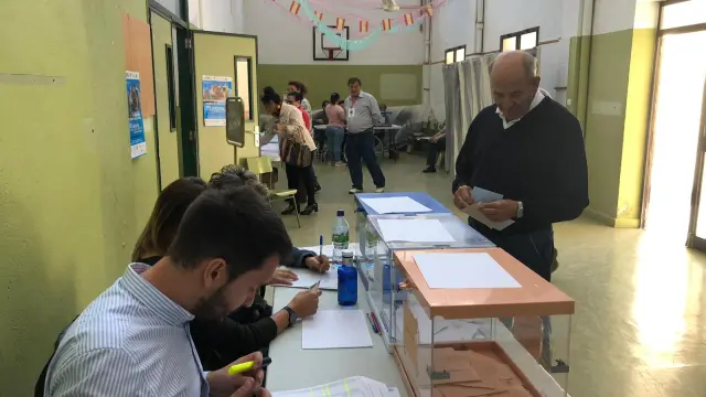Normalidad en un colegio electotal en Barbastro este 26 de mayo