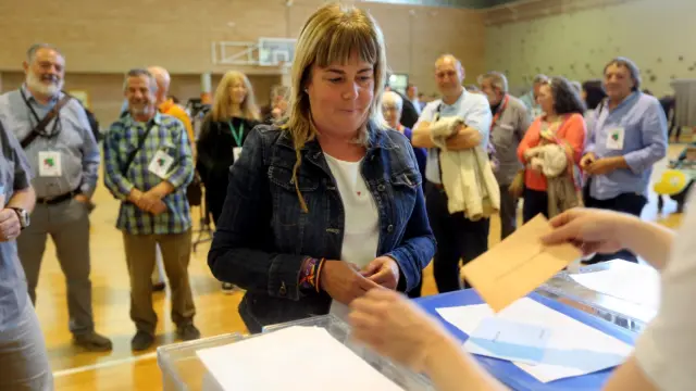 Pilar Callén, candidata de Cambiar Huesca, votando en el colegio Pedro I.