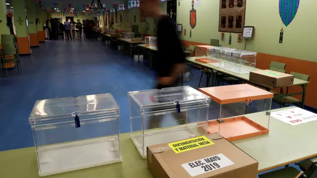 Preparativos en un colegio electoral de Madrid.