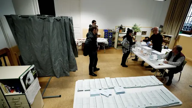 Primeros votantes en un colegio electoral en Pamplona el 26M.