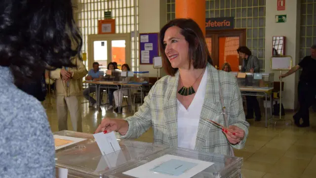 Sara Fernández ha votado en el IES Miguel Servet de Zaragoza.