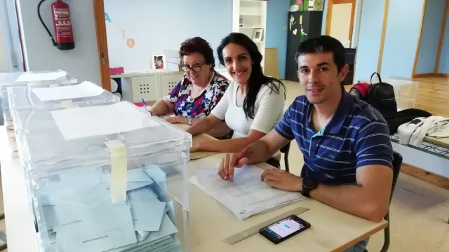 José Enguita Cortés ha pasado el día de su 30 cumpleaños en una mesa electoral, en el colegio Goya de Calatayud.