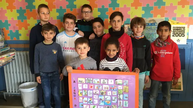 El equipo de escolares que ha diseñado ‘La senda de la igualdad ’ muestra el tablero de juego