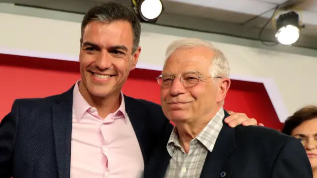 Pedro Sánchez, con el cabeza de lista del PSOE a las europeas, Josep Borrell.