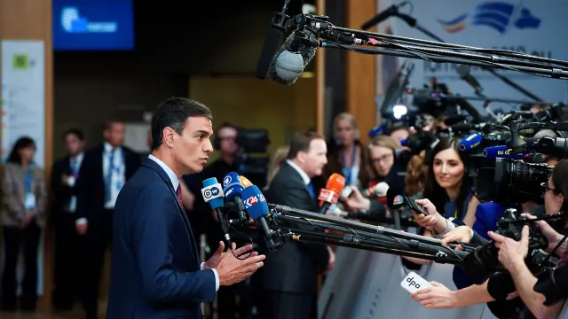 Pedro Sánchez atendiendo a los medios en Bruselas