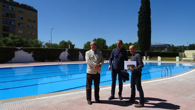 El concejal de Deportes, José María Romance, y técnicos del Patronato junto al vaso gran de la piscina de San Jorge
