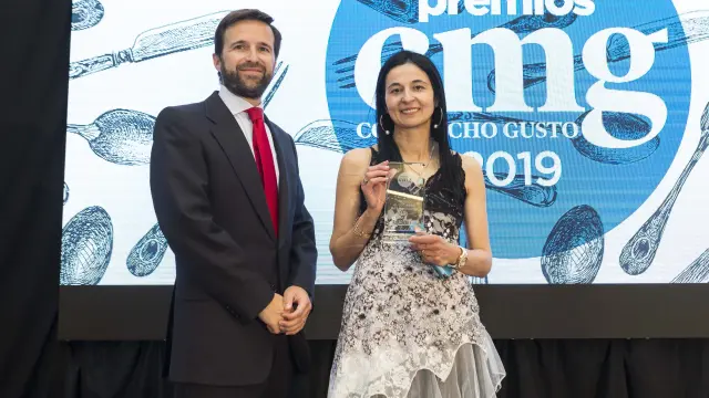 La cocinera del restaurante El Batán, María José Meda, recibe el premio de manos de Javier Vicente, gerente de la empresa Denox.