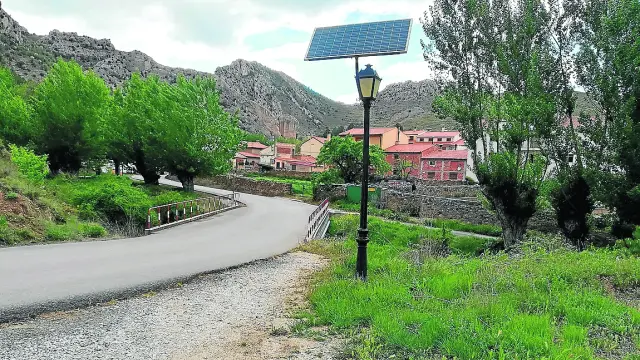 Una de las muchas farolas de Aliaga que se alimentan de energía solar mediante paneles.