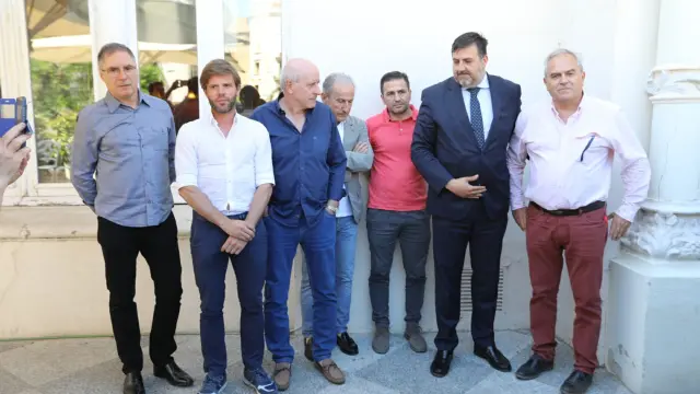 Los miembros del consejo de administración de la SD Huesca, durante la reunión que han mantenido este viernes.