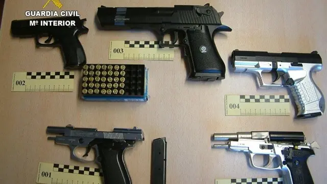 Armas intervenidas al hombre que amenazó a sus vecinos en un vídeo de Instagram.