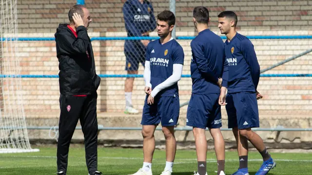 Víctor Fernández charla con varios jugadores de su plantilla, en un entrenamiento reciente.