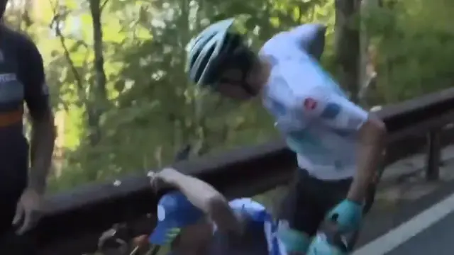 Momento en el que el ciclista perdió los nervios