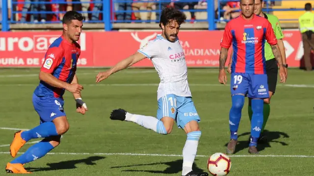 Reyes, con el 19 en el pantalón, a la dcha. de la imagen, observa cómo Javi Ros golpea el balón hace 20 días en el partido Extremadura-Real Zaragoza jugado en Almendralejo.