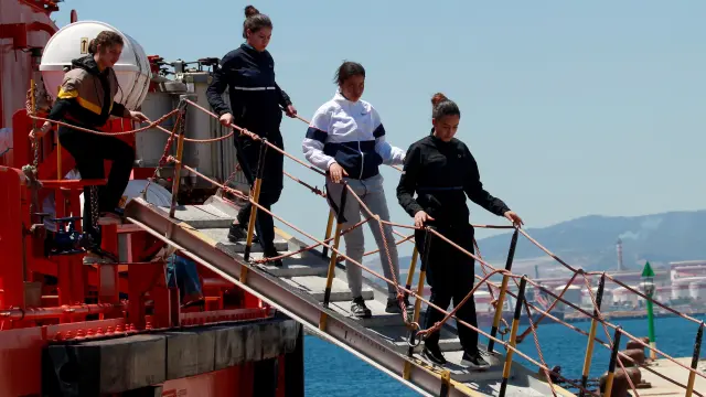 Un buque atraca en el puerto de San Roque (en Cádiz) con 47 inmigrantes de origen magrebí rescatados el pasado martes, 28 de mayo.
